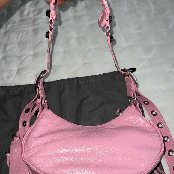 BALENCIAGA La Cagole Shoulder Bag from the Spring/Summer 2022 Collection - Picture 6 of 10